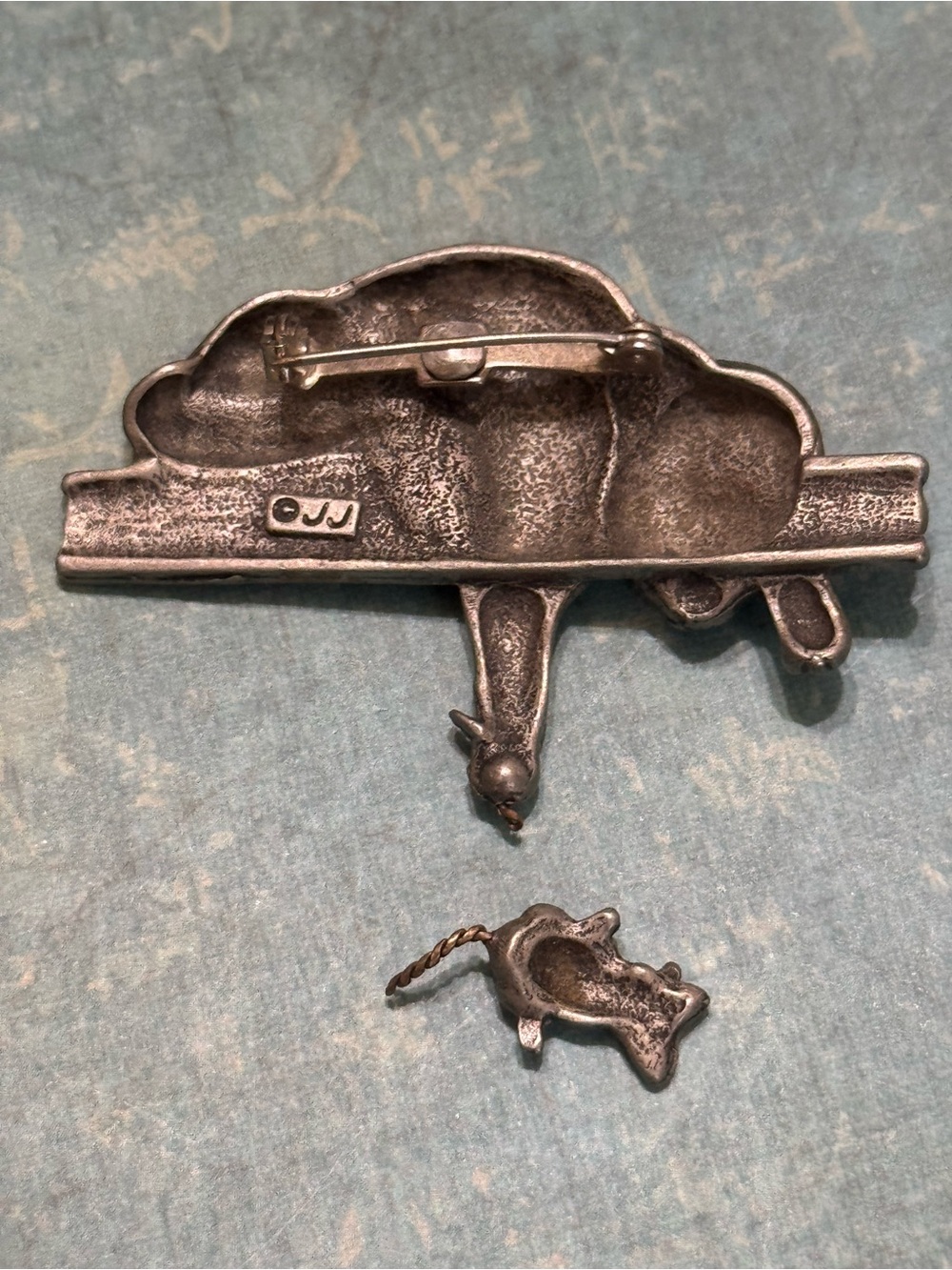 FOUR DAMAGED BROOCHES - Picture 11 of 15